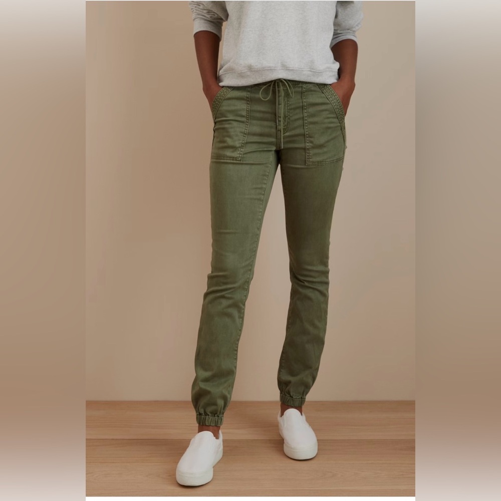 BNWT AE Next Level High-Waisted
Jegging Jogger in Olive